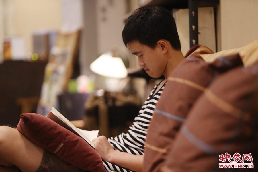 徐浩然，24歲，圖書(shū)編輯：在書(shū)店看紙質(zhì)書(shū)，意境會(huì)更深一些。