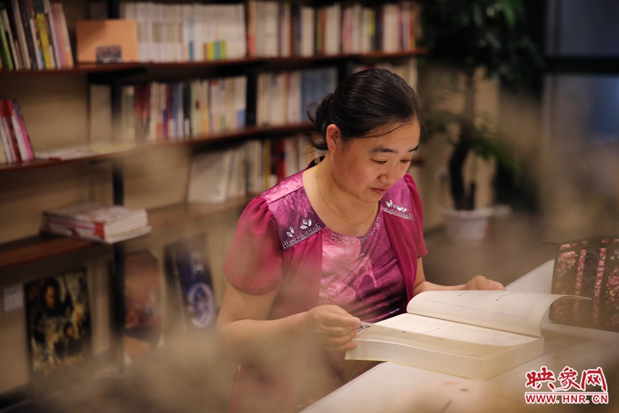 王艷、44歲，某醫(yī)院醫(yī)生：白天沒(méi)有時(shí)間，晚上帶小孩來(lái)這里培養(yǎng)她們的讀書(shū)習(xí)慣。