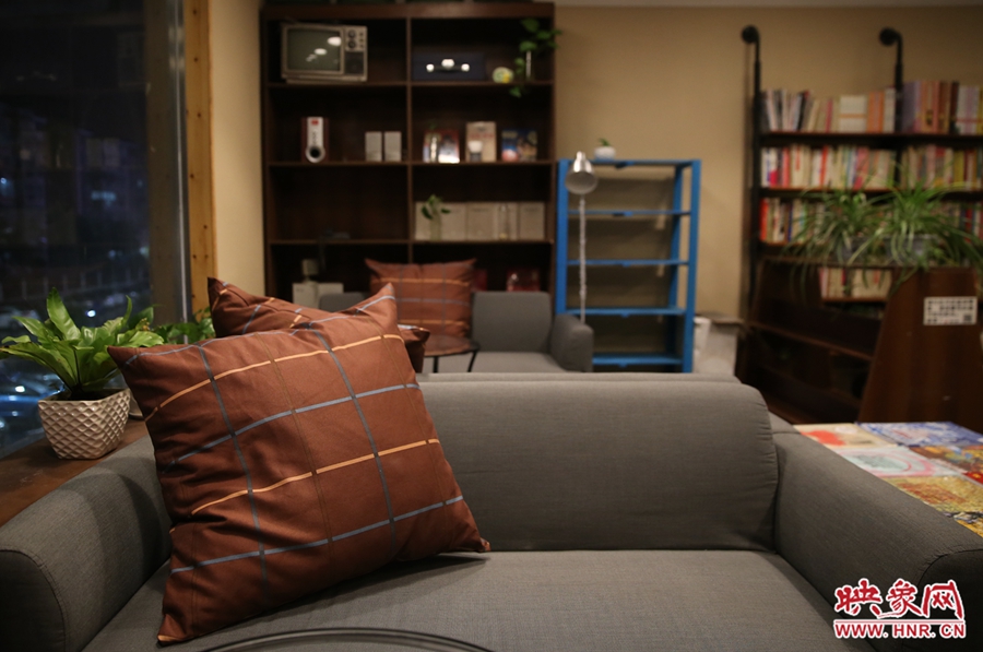 書(shū)店內(nèi)的布置非常溫馨，有種家里書(shū)屋的感覺(jué)。