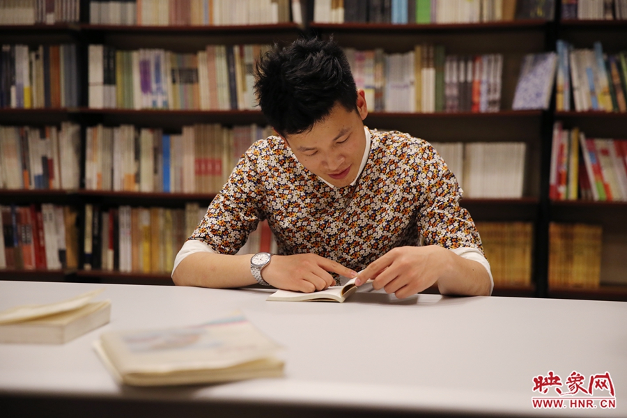 李恒，26歲，私營(yíng)業(yè)主：喜歡撫摸紙質(zhì)書(shū)的感覺(jué)。