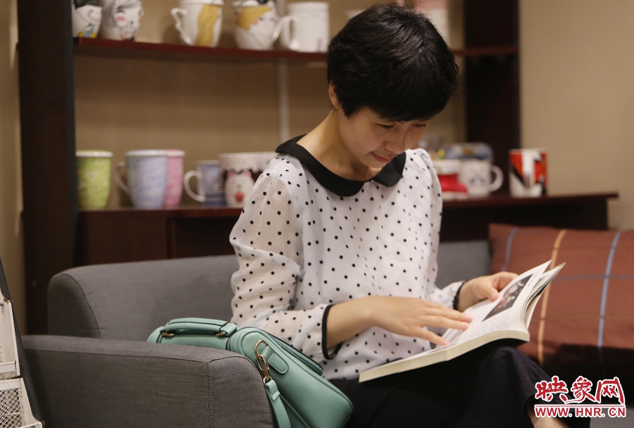 毛韶華，年齡保密，文字工作者：紙質(zhì)書(shū)是營(yíng)養(yǎng)餐，電子書(shū)是快餐。