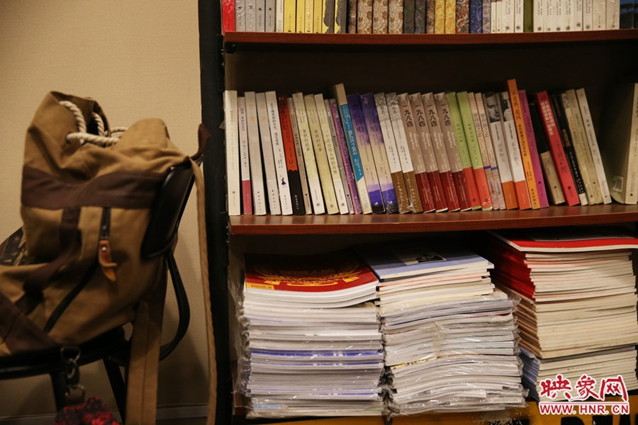 放下背包，捧起一本喜愛(ài)的書(shū)，生活的另一種方式。