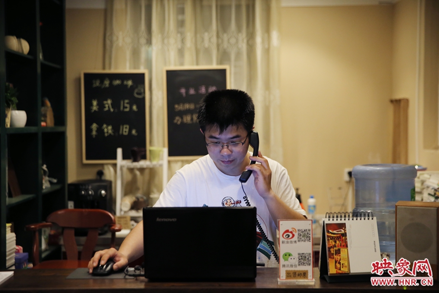 店長(zhǎng)小博，由于書(shū)店搬遷至此，經(jīng)常接詢問(wèn)地址的電話。