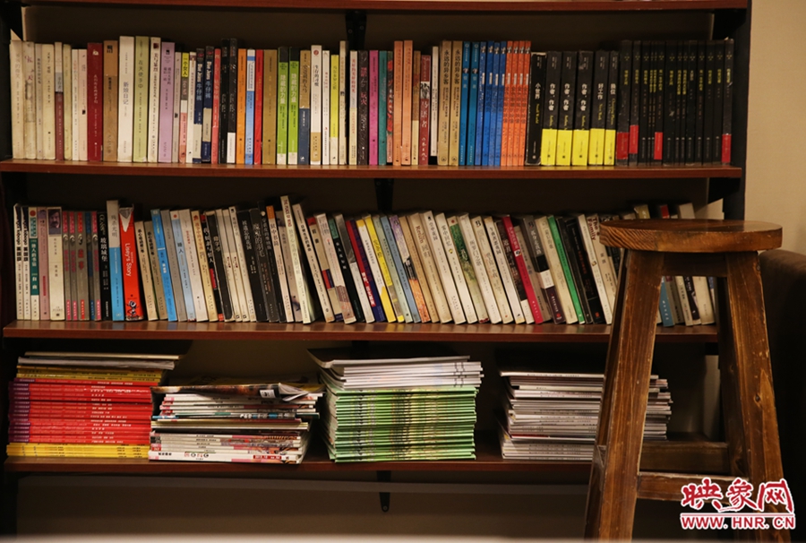 書(shū)店內(nèi)設(shè)置的高腳凳子。