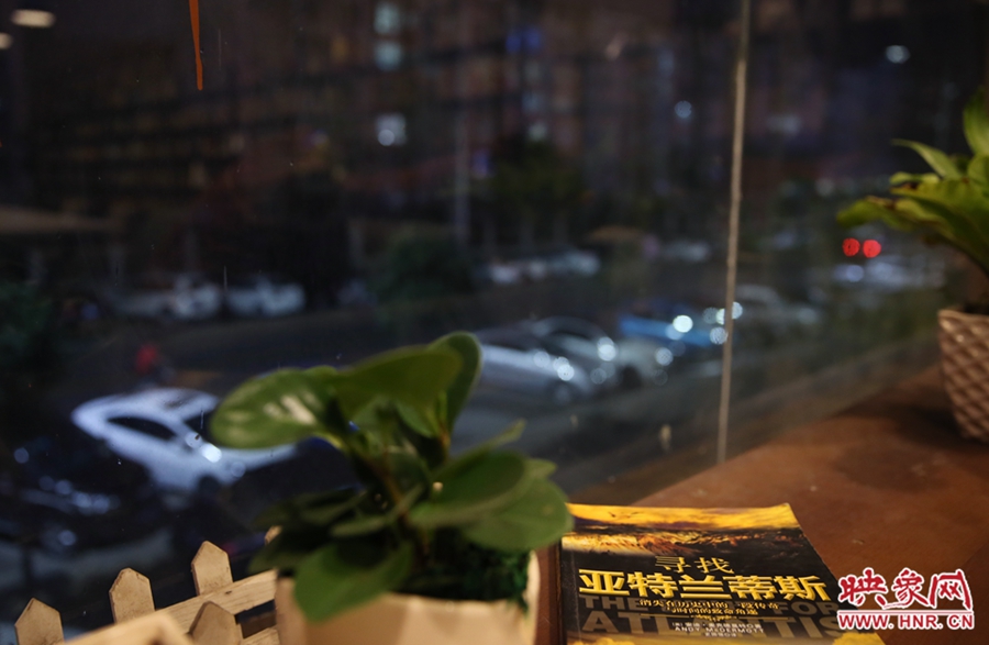 一扇窗，將喧鬧與寧?kù)o分割。