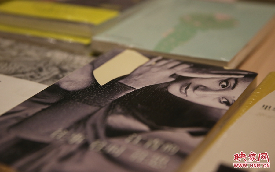 書(shū)店內(nèi)的書(shū)。