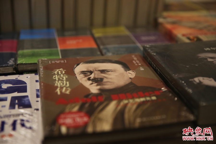 書(shū)店內(nèi)的書(shū)。