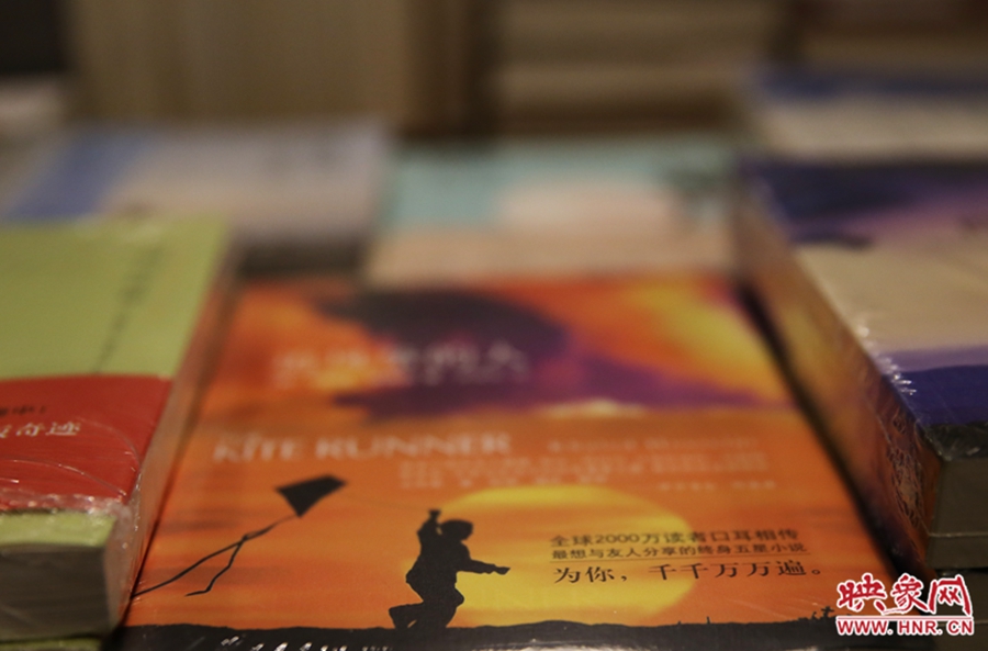 書(shū)店內(nèi)的書(shū)。