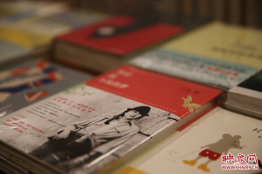 書(shū)店內(nèi)的書(shū)。