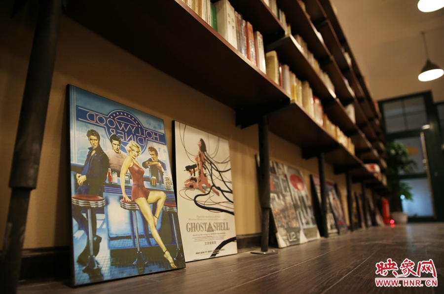 書(shū)店內(nèi)的書(shū)。