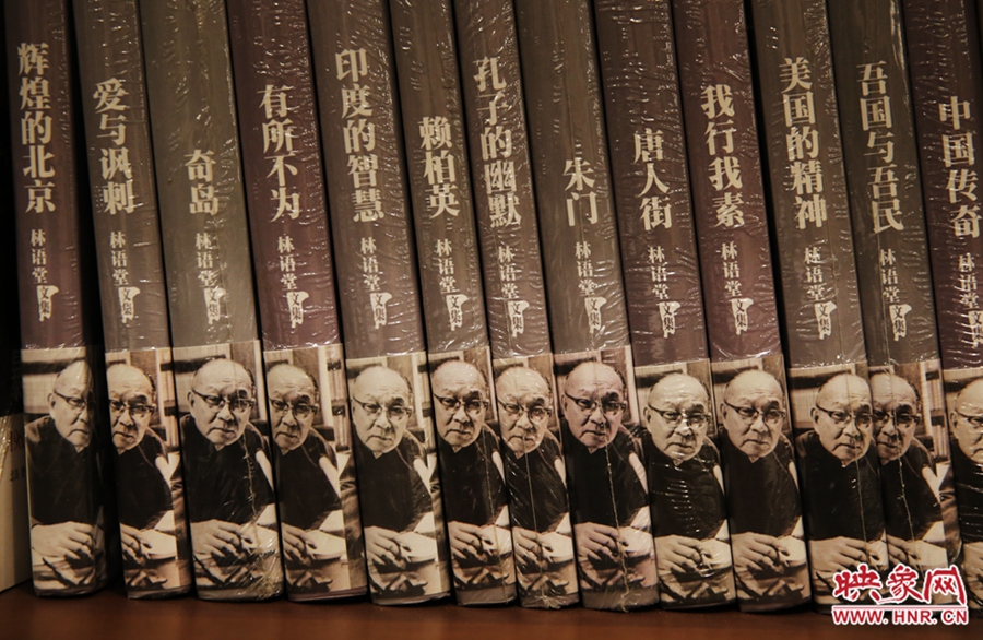 書(shū)店內(nèi)的書(shū)。