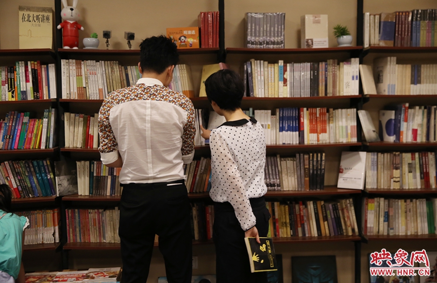 看書(shū)的人。