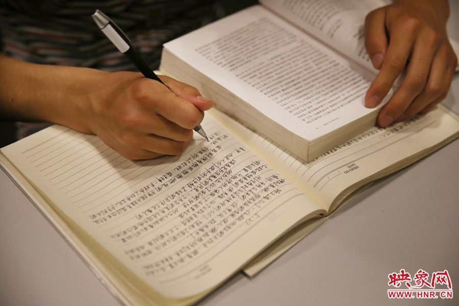 看書(shū)的人。