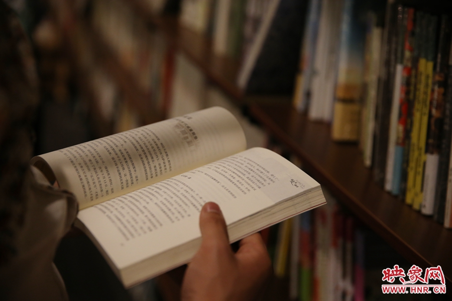 看書(shū)的人。