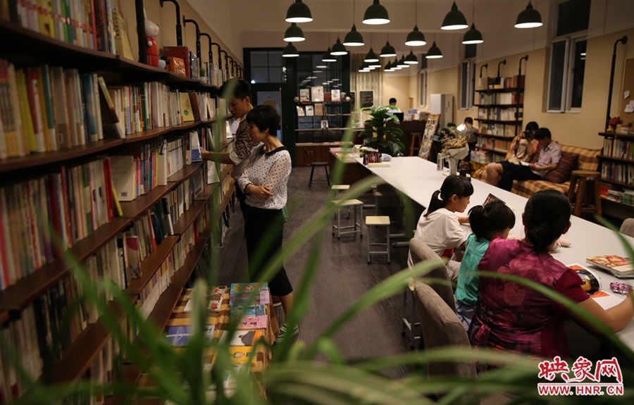 看書(shū)的人。