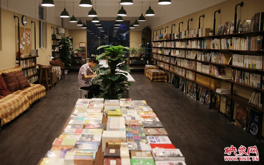 看書(shū)的人。