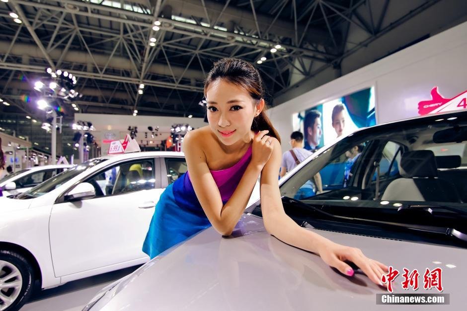 福州國(guó)際車(chē)展開(kāi)幕 眾車(chē)?！盃?zhēng)奇斗艷”
