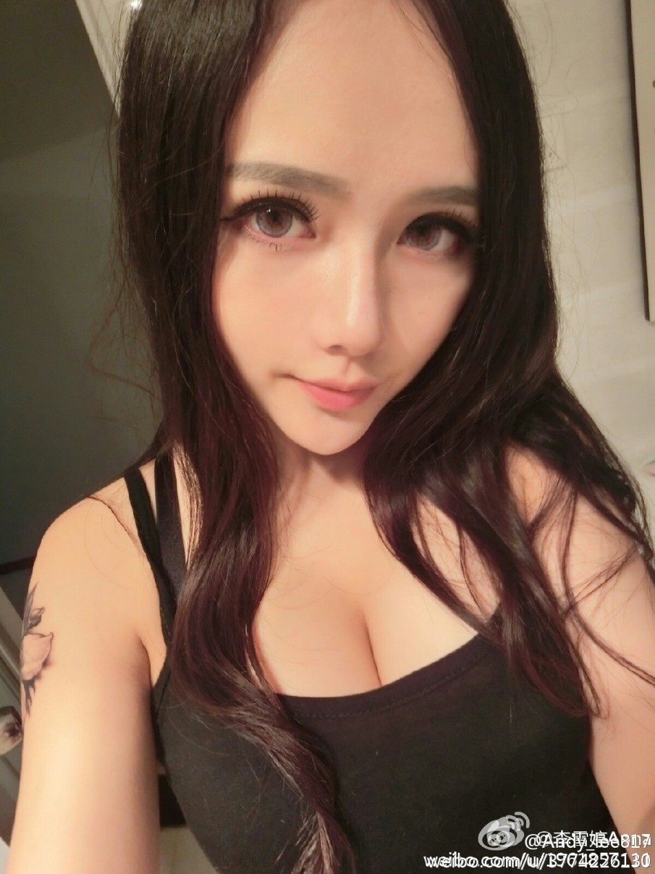 湖大21歲校花前凸后翹無(wú)懼走光