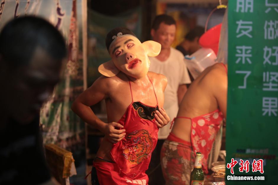 “豬八戒”啤酒節(jié)獨領風騷 邊燒烤邊熱舞