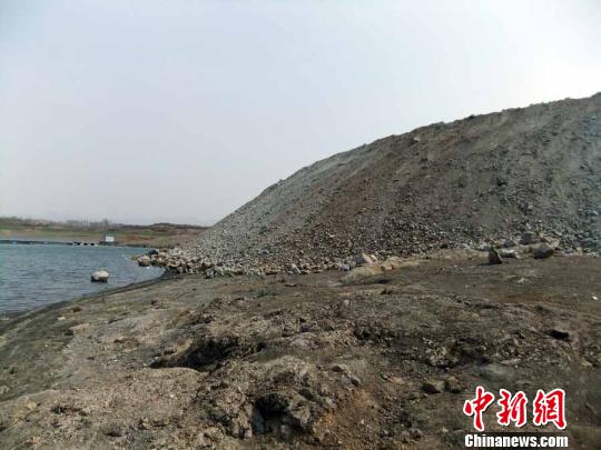 填湖造地，在鴨河水庫(kù)非法建設(shè)有越演越烈之勢(shì)。吳揚(yáng)　攝