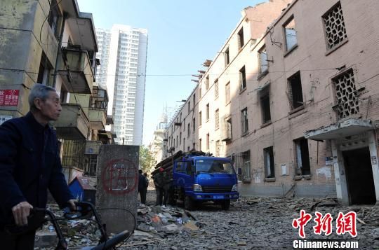 一位花甲老人站在即將拆除的樓房旁，默默地與“蘇聯(lián)樓”告別?！〉杂鸺选z
