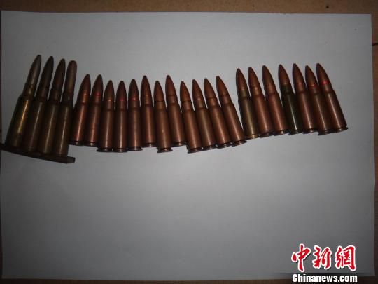 覃某主動(dòng)上交的23發(fā)子彈?！＄娦馈z